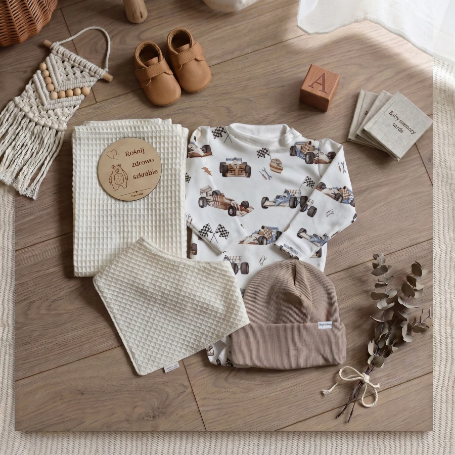 Prezent na baby shower dla niemowlaka auta